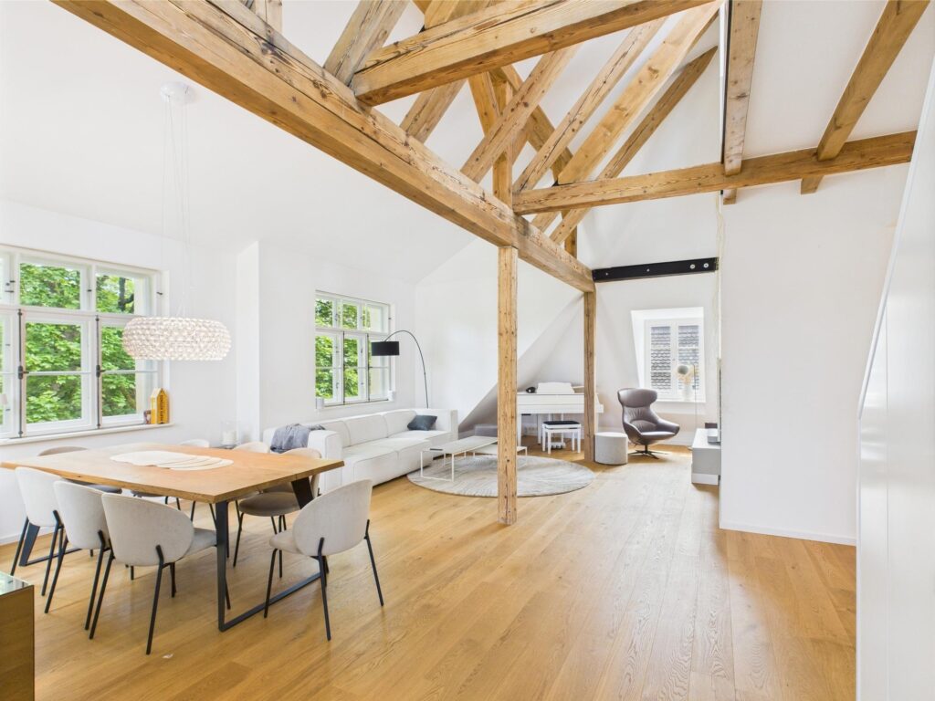 Heller Wohn- und Essbereich mit offenem Raumkonzept und hochwertiger Innenarchitektur, Referenzobjekt von Pienzenauer Immobilien