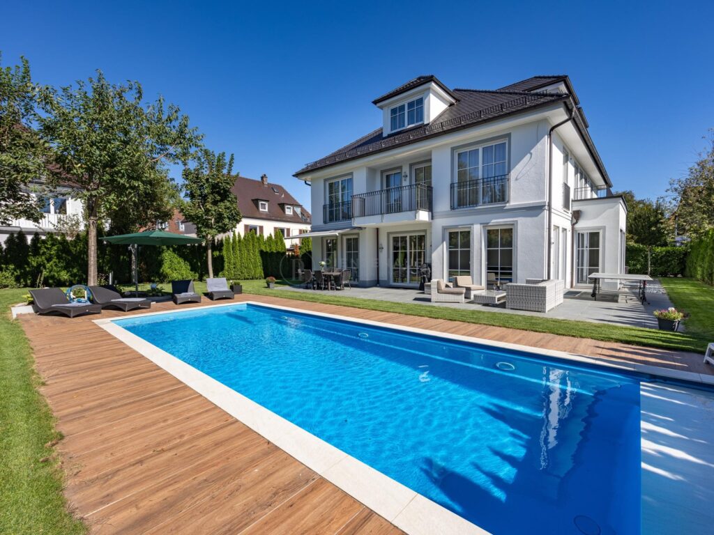 Moderne Villa mit Pool und großzügiger Terrasse, Referenzobjekt von Pienzenauer Immobilien