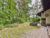 Potenzial für etwas Besonderes: Großzügiges Anwesen mit Privatwald - Uneinsehbare Südterrasse mit Außenkamin und eigenem Brunnen