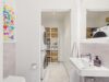 „Wohnen am Nockherberg“ Neuwertige 3-Zimmer-Wohnung mit hochwertiger Ausstattung und Weitblick - Zusätzliches Gäste-WC mit praktischem Hauswirtschaftsbereich