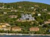 Gardasee-Panorama der Extraklasse – Exklusive Bungalow-Wohnung in Torri del Benaco - Blick auf die Wohnanlage