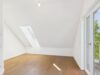 Willkommen in Ihrem Penthouse mit Dachterrasse in ruhiger Waldrandlage - Hauptschlafzimmer mit Balkonzugang