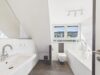 Willkommen in Ihrem Penthouse mit Dachterrasse in ruhiger Waldrandlage - Tageslichtbad mit Wanne und Dusche