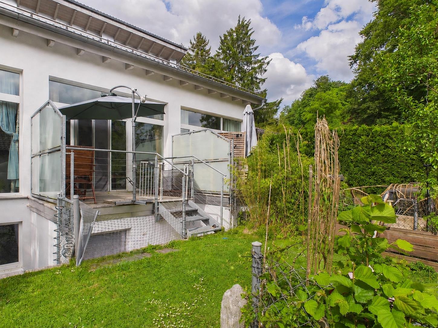 Modernes Reihenmittelhaus mit überhohen Decken und Südgarten, 82284 Grafrath, Reihenmittelhaus