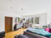 Sonnenlicht, Ruhe und Wohnkomfort – 2,5 Zimmer mit Balkon - Wohnzimmer