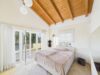 Mehr als man sehen kann. Unabhängig. Effizient - Schlafzimmer mit Zugang Balkon