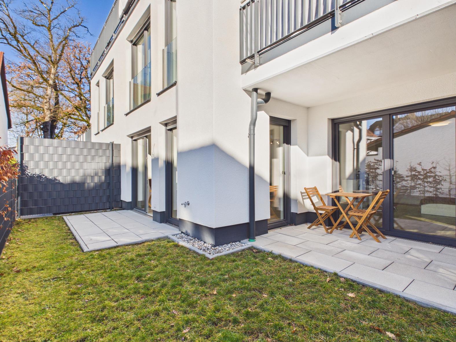 Neuwertige 2-Zimmer-Erdgeschosswohnung mit Garten, Tiefgarage & A+ Energieeffizienz, 85635 Höhenkirchen-Siegertsbrunn, Erdgeschosswohnung