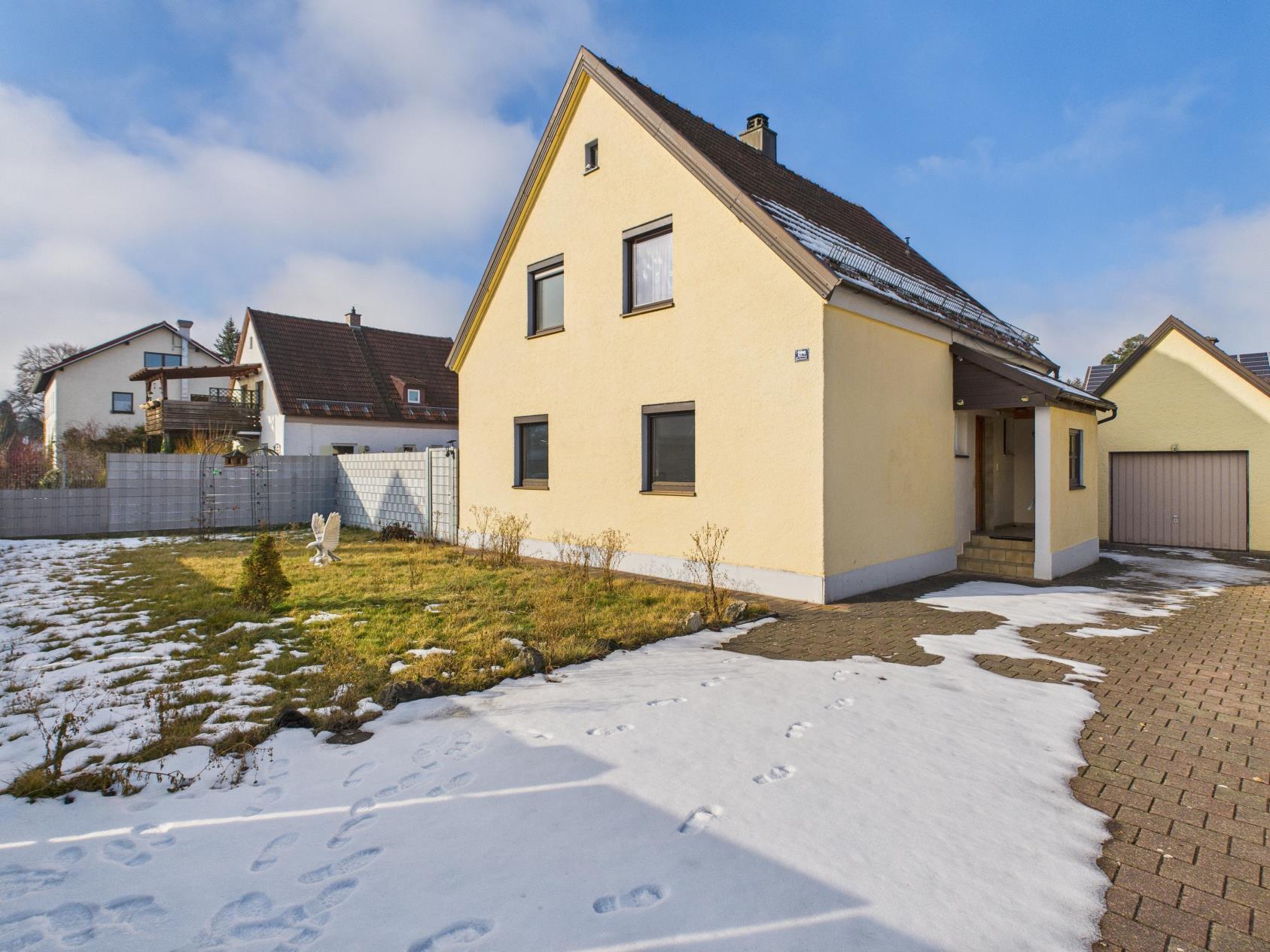 Sanierungsbedürftiges Einfamilienhaus mit großem Grundstück und viel Potenzial in ruhiger Lage, 84518 Garching, Einfamilienhaus
