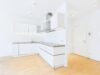 Exklusive 3-Zimmer-Wohnung mit Südwest-Balkon und Blick in den parkähnlichen Innenhof - Blick auf die Küche und den geräumigen Eingangsbereich