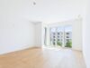 Exklusive 3-Zimmer-Wohnung mit Südwest-Balkon und Blick in den parkähnlichen Innenhof - Wohn- und Essbereich mit Balkonzugang