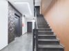 Exklusive 3-Zimmer-Wohnung mit Südwest-Balkon und Blick in den parkähnlichen Innenhof - Stilvoller Zugang zur Wohnung