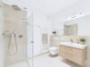 Exklusive 3-Zimmer-Wohnung mit Südwest-Balkon und Blick in den parkähnlichen Innenhof - Zeitloses Badezimmer mit Walk-In-Dusche und Badewanne (virtuell möbliert)