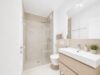 Exklusive 3-Zimmer-Wohnung mit Südwest-Balkon und Blick in den parkähnlichen Innenhof - Elegantes Badezimmer mit Walk-In-Dusche (virtuell möbliert)