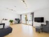 Energetisch zukunftssicher wohnen wie im Haus – exklusive 4,5-Zimmer-Wohnung mit PV & Wärmepumpe - Wohnzimmer mit Balkonzugang