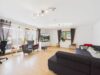 Energetisch zukunftssicher wohnen wie im Haus – exklusive 4,5-Zimmer-Wohnung mit PV & Wärmepumpe - Wohnzimmer