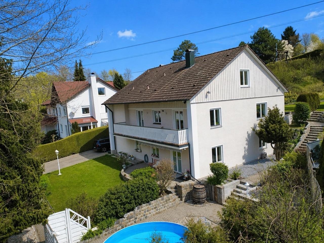 Perfekt für mehrere Generationen: Großzügiges Haus mit 3 Wohneinheiten & Garten, 86447 Aindling, Zweifamilienhaus