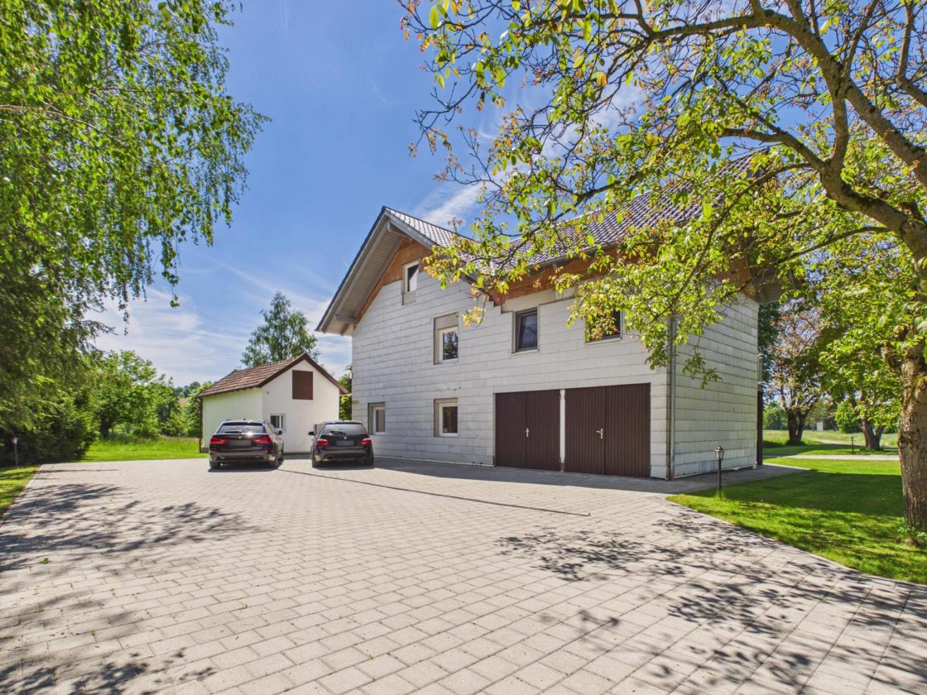 Alleinlage, Raum und Möglichkeiten – Hofanwesen mit Werkstätten, Garagen und großem Grundstück, 84494 Neumarkt-Sankt Veit, Bauernhaus