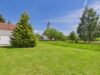 Alleinlage, Raum und Möglichkeiten – Hofanwesen mit Werkstätten, Garagen und großem Grundstück - Blick auf Kapelle St. Lorenz Kinning