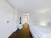 Design und Technologie der Spitzenklasse – Villa in Ismaning mit uneinsehbarem Außenbereich - Komfortabler Schlafbereich mit privatem Bad und Ankleide
