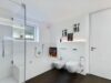 Design und Technologie der Spitzenklasse – Villa in Ismaning mit uneinsehbarem Außenbereich - Bad en Suite im edlen Design