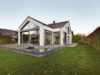Design und Technologie der Spitzenklasse – Villa in Ismaning mit uneinsehbarem Außenbereich - Außenansicht der Villa mit weitläufiger Terrasse