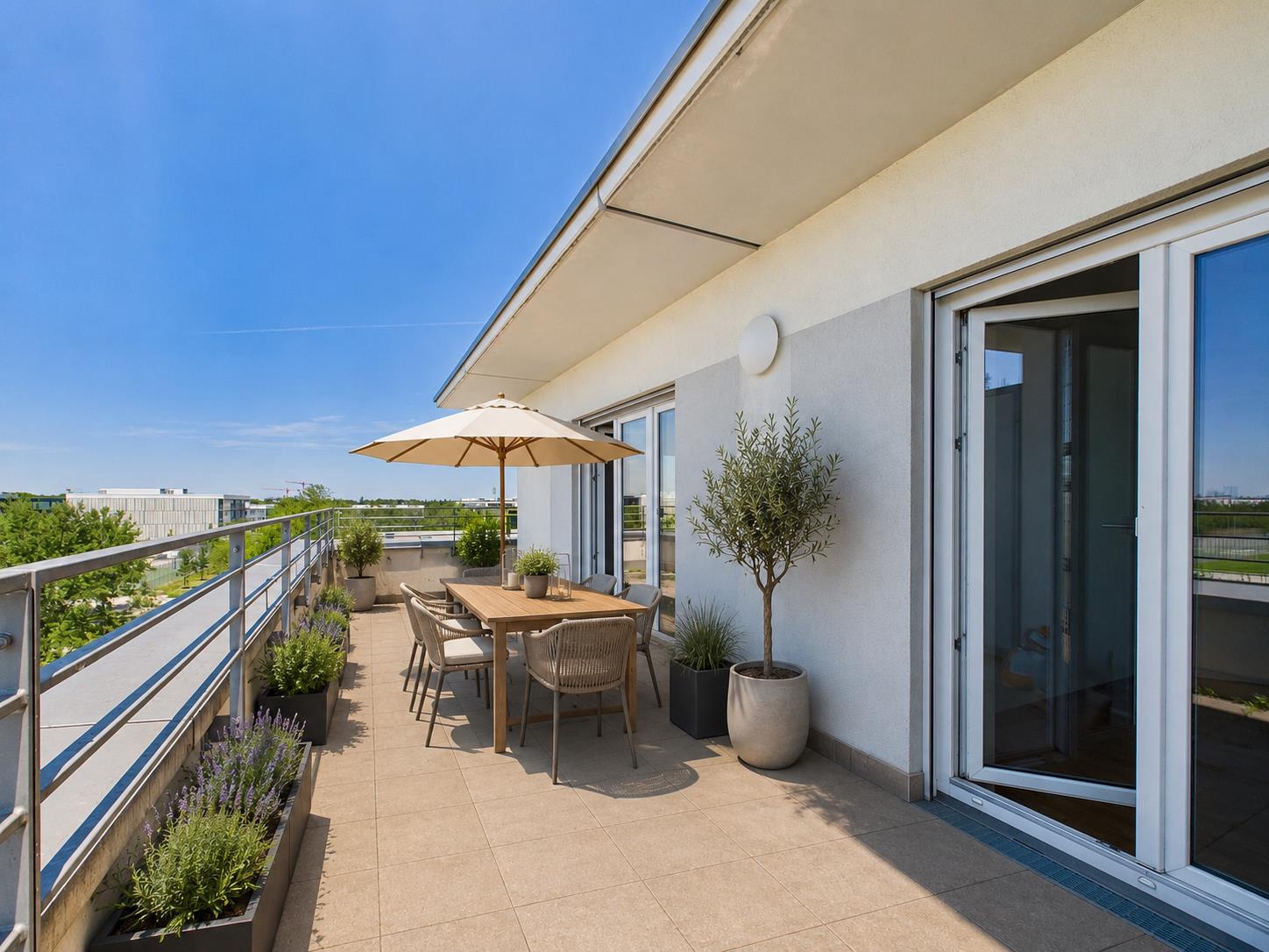 Lichtdurchflutete Dachterrassenwohnung mit unverbaubarem Skyline-Fernblick, 81829 München, Penthousewohnung