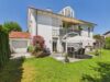 Wohnen, Investieren und Generationen vereinen – gepflegtes 3-Parteienhaus in attraktiver Lage - Blick auf das Haus mit Garage