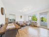 Fernwärme, Stellplatz und solide Miete - Wohnzimmer mit Balkon