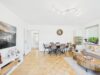 Fernwärme, Stellplatz und solide Miete - Wohnzimmer mit Fluransicht