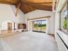Großzügiger Bungalow mit vielseitigem Potenzial – Ideal für zwei Einliegerwohnungen - Wohnzimmer mit offenem Dachstuhl