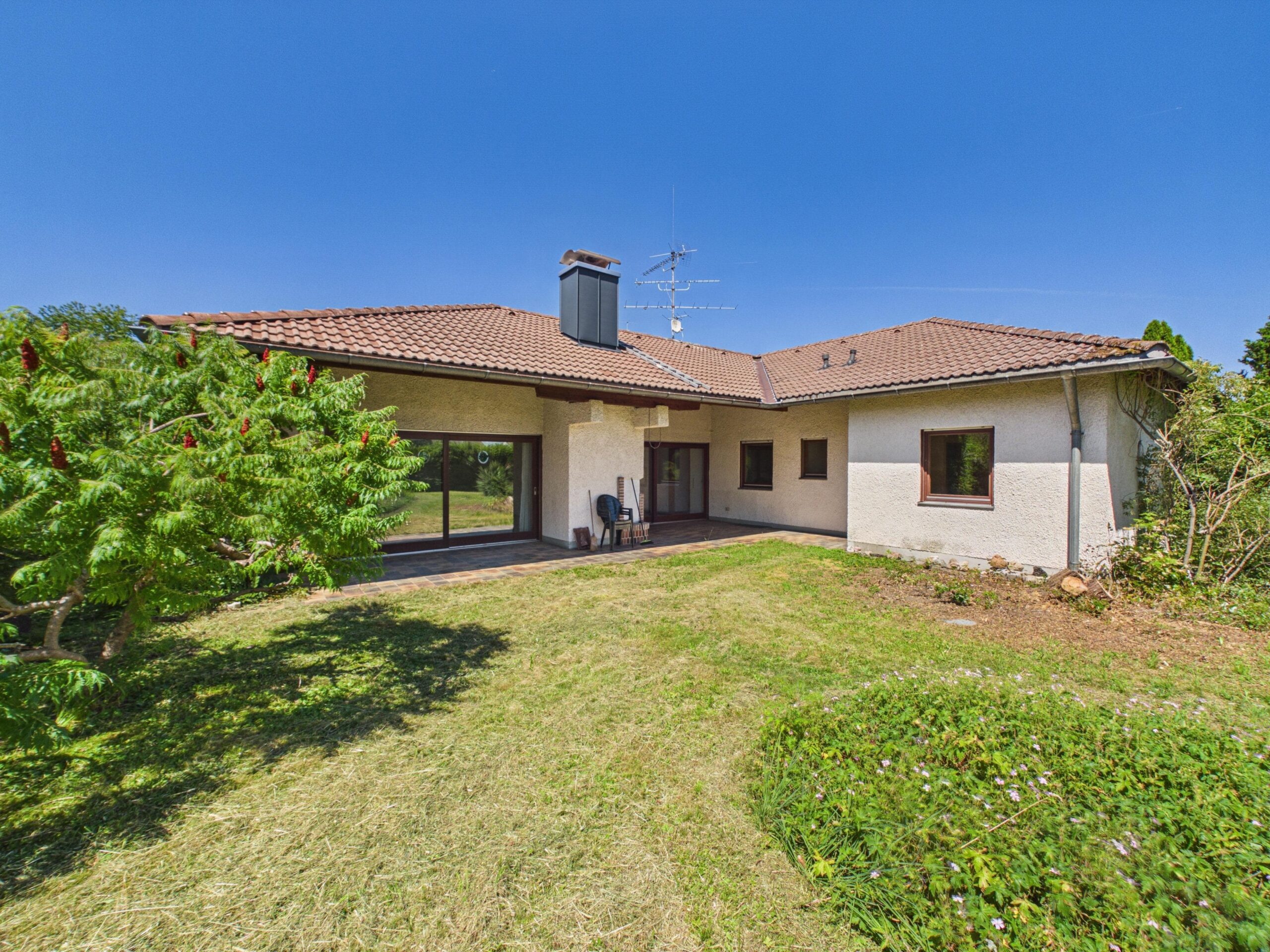 Großzügiger Bungalow mit vielseitigem Potenzial – Ideal für zwei Einliegerwohnungen, 85649 Brunnthal, Bungalow