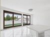 Wohnen über den Dächern Baldhams – Dachterrassenwohnung mit weitläufiger Terrasse - (digital aufgeräumt) Lichtdurchflutetes Wohn- und Esszimmer mit Terrassenzugang