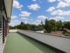 Wohnen über den Dächern Baldhams – Dachterrassenwohnung mit weitläufiger Terrasse - (digital aufgeräumt) Sonniger Terrassenausblick mit Zugang zum Wohnzimmer