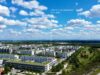 Lichtdurchflutete Dachterrassenwohnung mit unverbaubarem Skyline-Fernblick - Vogelperspektive Riemer Park und Blick auf die Alpen