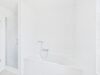 Lichtdurchflutete Dachterrassenwohnung mit unverbaubarem Skyline-Fernblick - Badezimmer mit Badewanne und Dusche