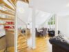 Lichtdurchflutete Galeriewohnung mit beeindruckender Raumhöhe und Maisonette-Charakter - Wohn-, Koch- und Essbereich