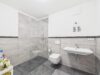Modernes Erdgeschossglück mit Privatgarten und Tiefgaragenstellplatz - Stehdusche/WC