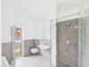 Exklusives Neubau-Einfamilienhaus mit sonnigem Garten, Hobbybereich & 3 Tief-garagenstellplätzen - Badezimmer im Obergeschoss mit Badewanne und Dusche