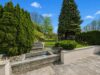 250 m² Wohnvielfalt auf 1.600 m², Pool, Traumgarten und Platz für große Pläne – Bieterverfahren - Gartenansicht mit Brunnen