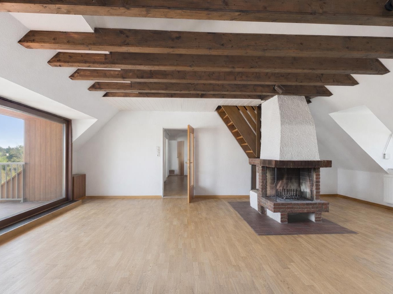 Dachgeschosswohnung mit Kamin und außergewöhnlichem Gestaltungspotenzial, 81547 München, Dachgeschosswohnung
