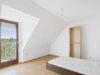 Dachgeschosswohnung mit Kamin und außergewöhnlichem Gestaltungspotenzial - Helles Schlafzimmer mit Balkonzugang