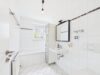 Ein Zuhause mit Garten: Großzügige 4-Zimmer-Wohnung in Waldtrudering - Tageslichtbad mit Wanne im EG