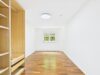 Ein Zuhause mit Garten: Großzügige 4-Zimmer-Wohnung in Waldtrudering - Schlafzimmer mit Abböschung im UG