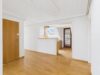 Über den Dächern Münchens | Dachgeschosswohnung mit Kamin & unverbaubarem Blick - Offener, heller Wohnbereich mit Zugang zur Küche