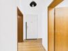Stilvoller Altbau in Schwabing – 3 Zimmer mit besonderem Charakter - Eingangsbereich mit Blick zur Eingangstür