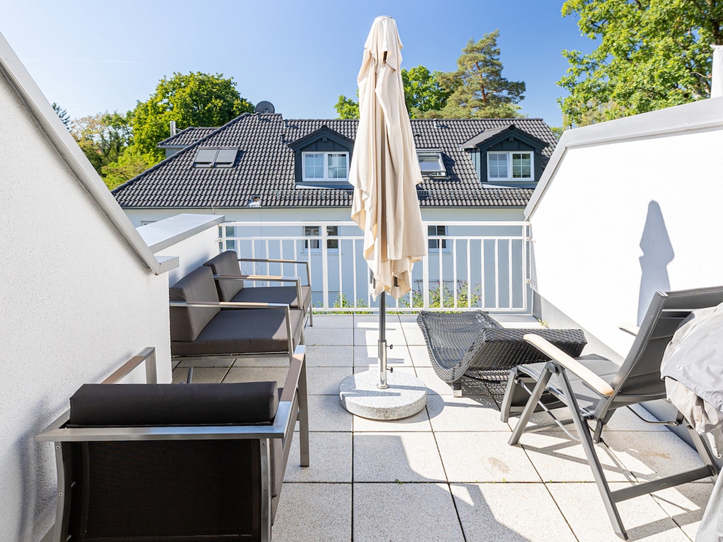 Moderne und helle Dachgeschosswohnung mit Südloggia in Waldtrudering, 81827 München, Dachgeschosswohnung