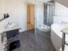 Moderne und helle Dachgeschosswohnung mit Südloggia in Waldtrudering - Tageslichtbad mit Wanne und Dusche