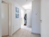 Moderne und helle Dachgeschosswohnung mit Südloggia in Waldtrudering - Einladender Eingangsbereich mit Gäste-WC