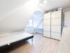 Moderne und helle Dachgeschosswohnung mit Südloggia in Waldtrudering - Gemütliches Schlafzimmer