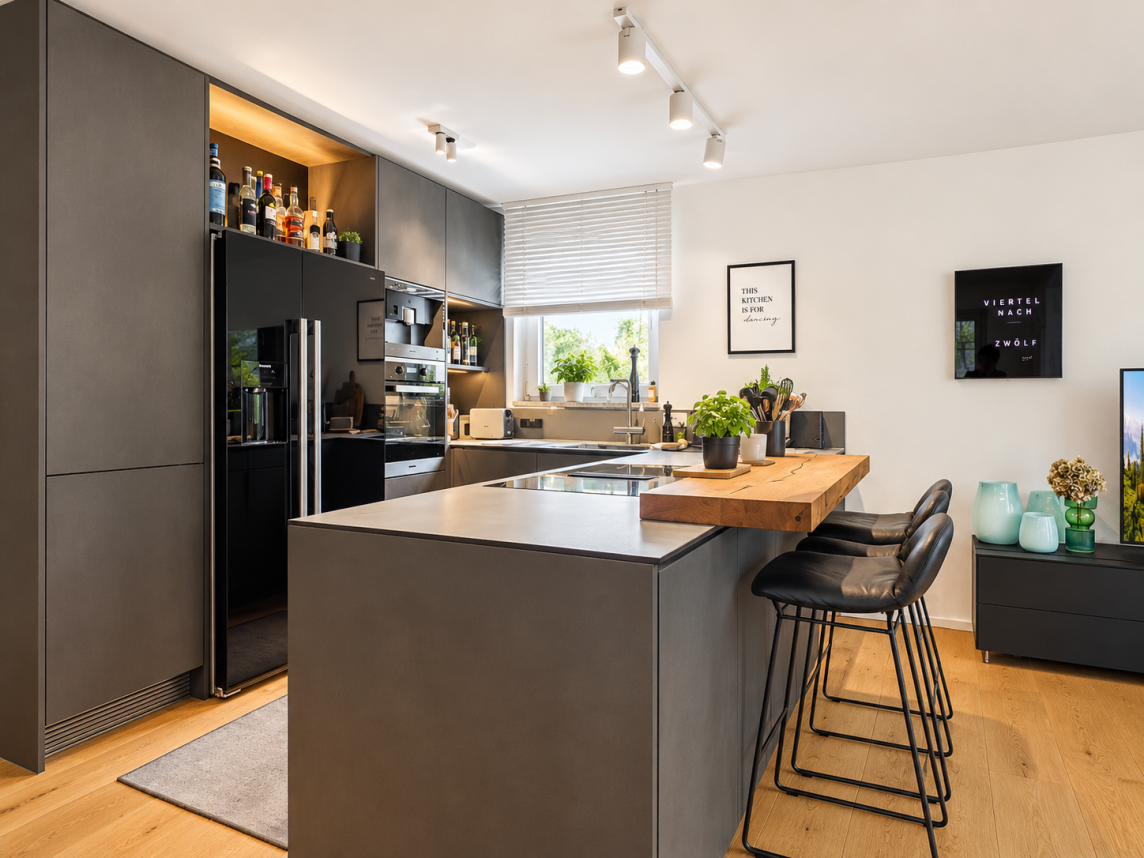 Exklusive 4-Zimmer-Gartenwohnung mit großem Privatgarten und attraktivem Souterrain, 85521 Riemerling, Erdgeschosswohnung